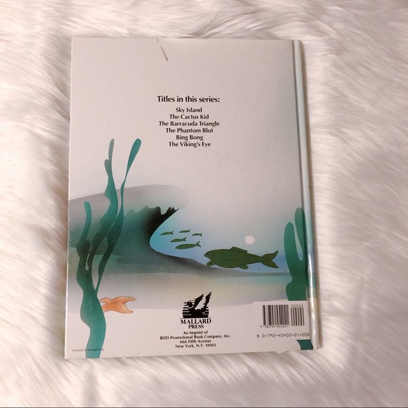 💥SALE‼️ Mickey Mouse in the Barracuda Triangle Hardcover - Picture 2 of 12